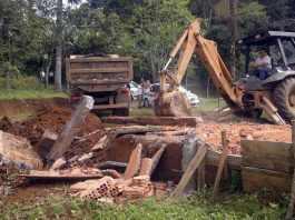 Demolição da casa de Isaías (foto: reprodução Facebook)