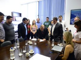 O promotor Maurício Medina assinou o documento de formalização do cumprimento do TAC