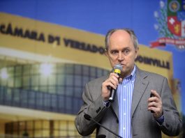 Schneider apresentou o Movimento Brasil Eficiente na sessão
