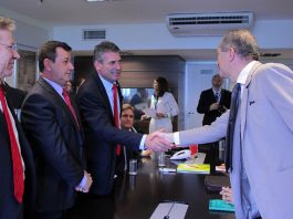 O presidente da Câmara, João Carlos Gonçalves, e o deputado federal Mauro Mariani, conversaram com o ministro dos esportes, Aldo Rebelo, nesta terça-feira