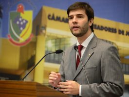 O defensor público Fábio Thomazini apresenta pedidos da Defensoria Pública