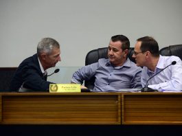 Secretário do Meio Ambiente, Juarez Tirelli, explica, ao presidente e ao relator da Comissão das Águas, vereadores James Schroeder e João Carlos Gonçalves, respectivamente, a situação do uso da água no município