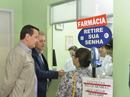 Membros da CPI em farmácia de posto