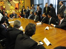 Eduardo Cunha (na ponta da mesa)recebeu representantes do Legislativo de todo o País na assinatura de convênios