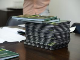 Pilha de cadernos com cerca de 15 mil assinaturas faz parte da emenda