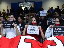 Estudantes protestam contra projeto que defende escolas sem ideologias política e religiosa, no plenarinho da Câmara