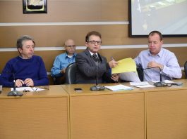 Vereadores membros da Comissão de Finanças aprovaram proposta que obriga o emplacamento no município