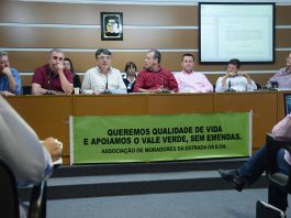 Defensores do projeto Vale Verde estenderam faixa pedindo a aprovação do projeto sem emendas