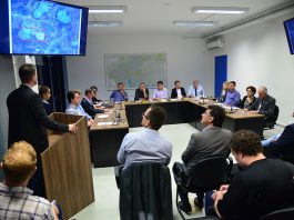 Secretário de Planejamento, Danilo Conti (na tribuna), explicou dúvidas dos vereadores sobre o PLC 11/2018