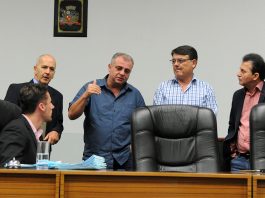 Vereadores escutam o líder do governo, vereador Claudio Aragão (MDB), durante suspensão da sessão para realização da Comissão de Legislação sobre PLC 11/2018