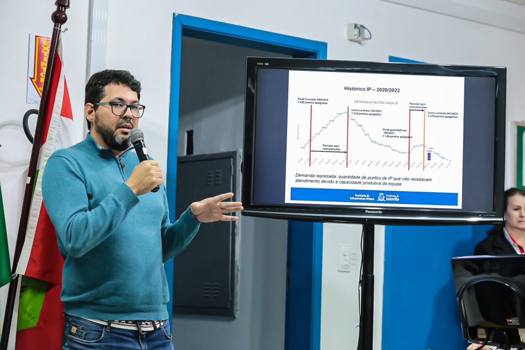 O engenheiro da Seinfra Thiago Soares Molina apresenta dados sobre a iluminação pública de Joinville / Foto: Mauro Arthur Schlieck