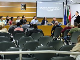 Vereadores da Comissão de Cidadania ouvem delegado da Polícia Federal sobre atendimento a migrantes em Joinville | Foto: Mauro Arthur Schlieck (CVJ)