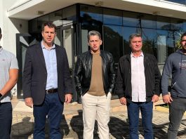 Da esquerda para a direita: Mateus Batista (União); o médico psiquiatra Gustavo Sehnem, diretor da clínica Cadmo, visitada pelos vereadores; o presidente da Comissão Especial das Pessoas em Situação de Rua, vereador Pastor Ascendino Batista (PSD); o vereador Adilson Girardi (MDB); e o vereador Instrutor Lucas (PL)