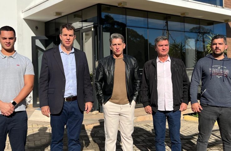 Da esquerda para a direita: Mateus Batista (União); o médico psiquiatra Gustavo Sehnem, diretor da clínica Cadmo, visitada pelos vereadores; o presidente da Comissão Especial das Pessoas em Situação de Rua, vereador Pastor Ascendino Batista (PSD); o vereador Adilson Girardi (MDB); e o vereador Instrutor Lucas (PL)