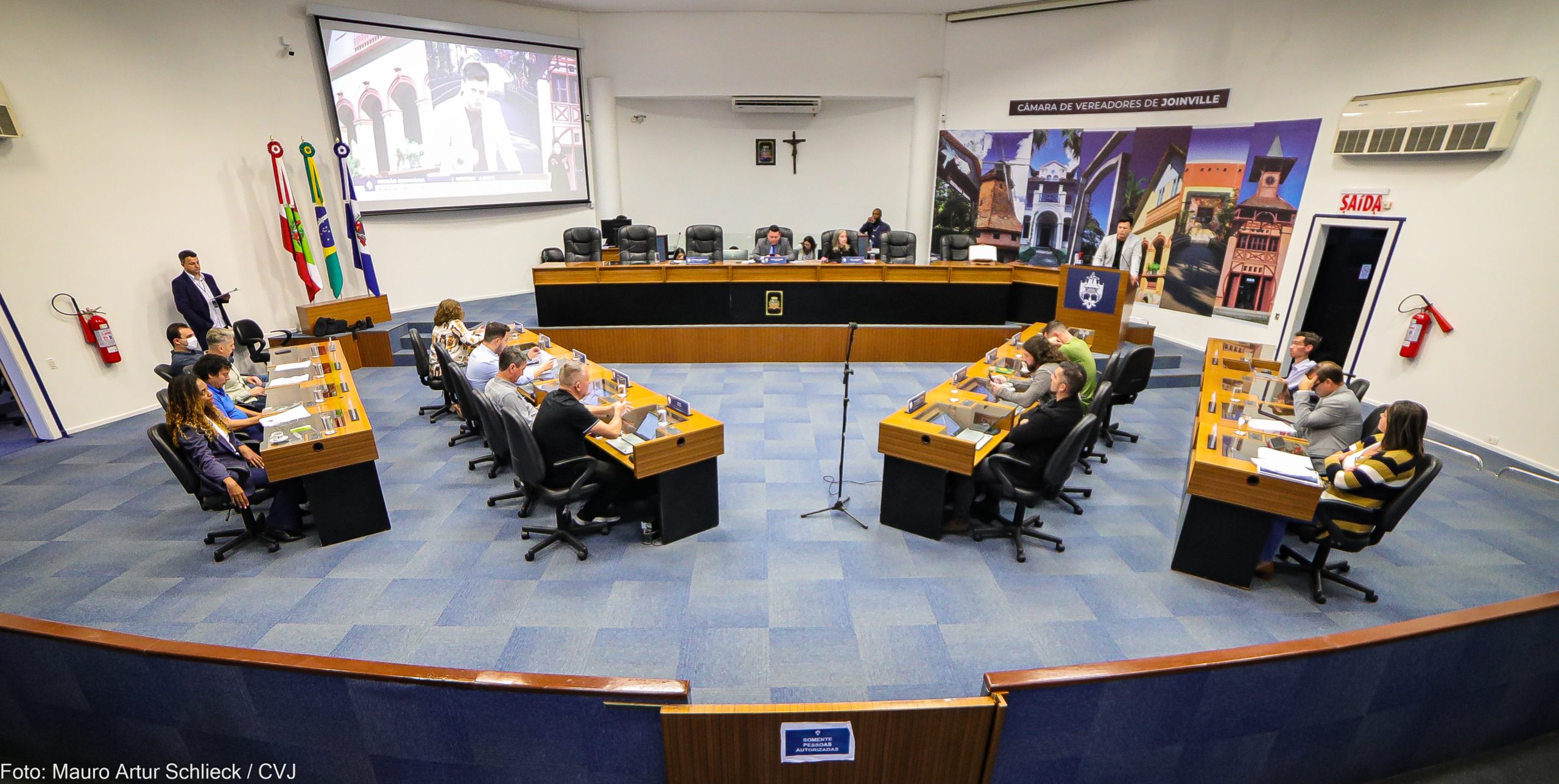 Vereadores reunidos na sessão que aprovou o projeto que altera a carreira de engenheiros